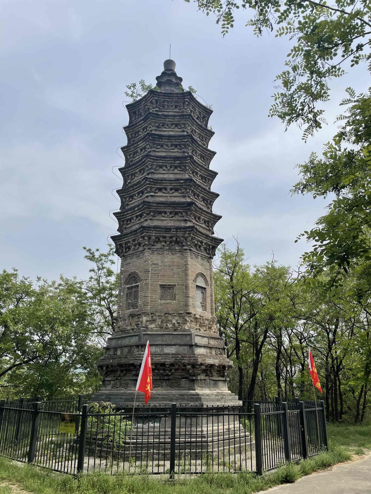 今年4月5日，我们去游房山区云居寺后，回家途中过房山区孤山口村，探访了一座藏在田