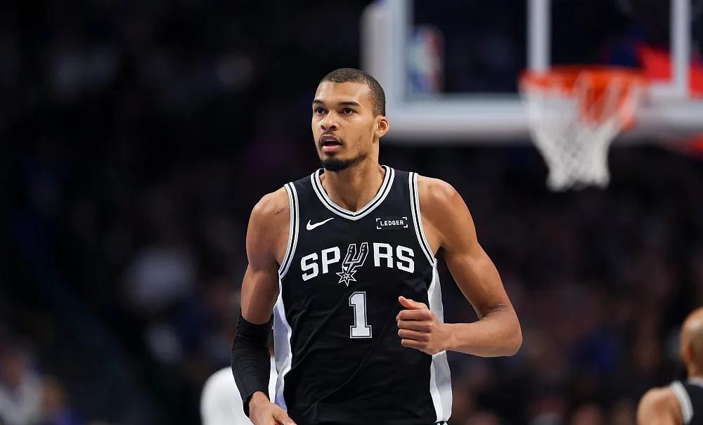 5打8也能赢！尼克斯1分险胜马刺，裁判尽力了，奈何文班亚马太年轻！

NBA总决