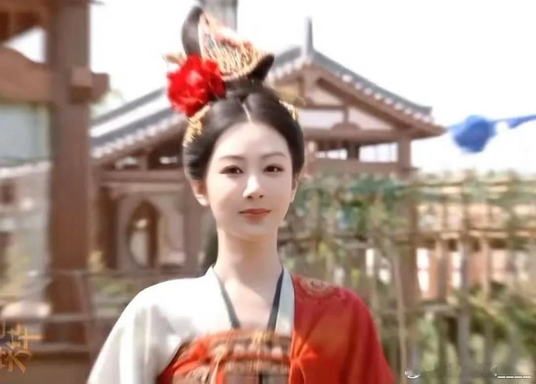 杨紫，新剧来了！据说，《锦绣芳华》的预约已经破百万了，看来紫妹的好日子就快到了。