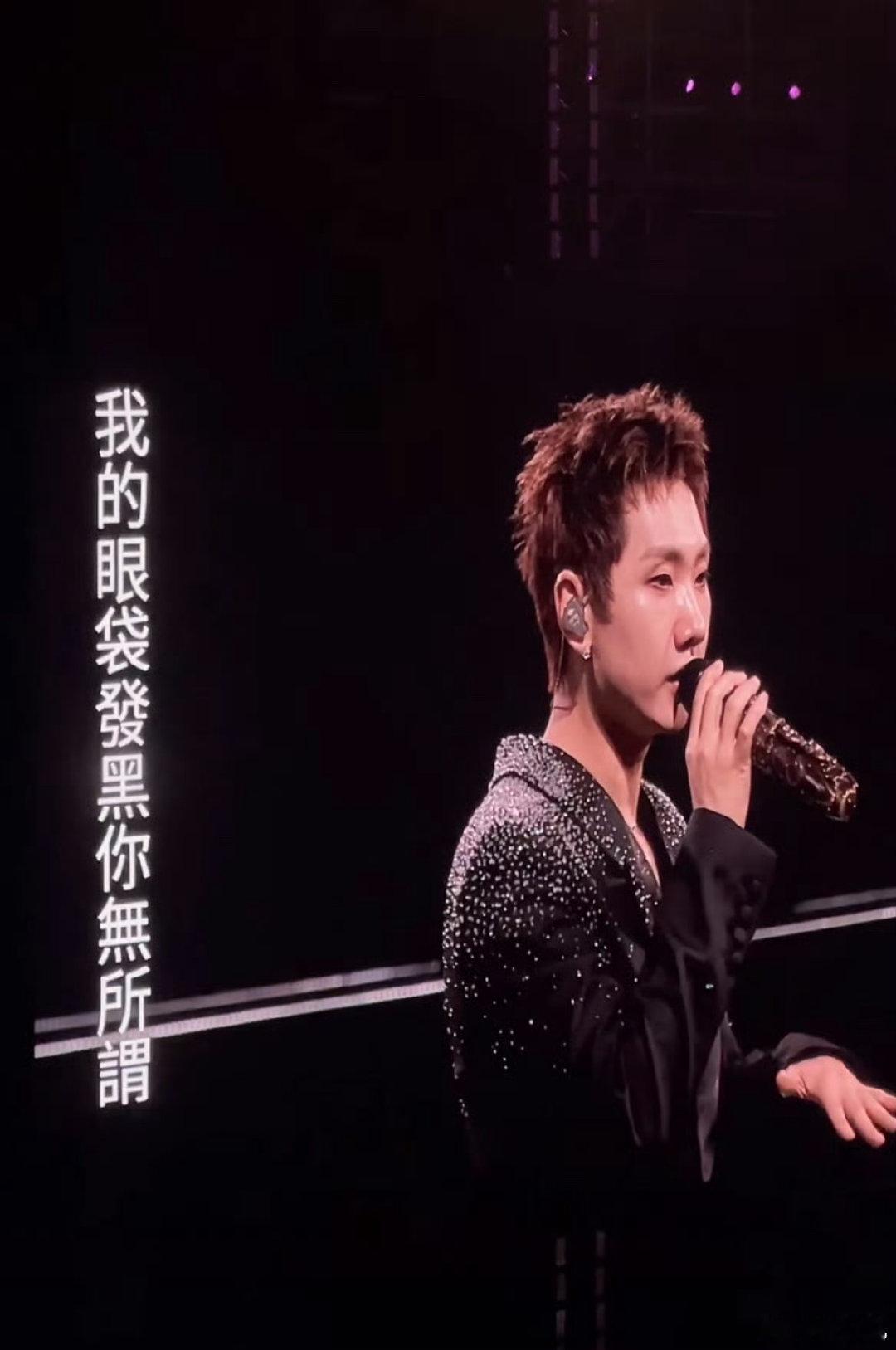 汪苏泷杨千嬅联名2还会远吗汪苏泷和杨千嬅的舞台互动太有默契了，两人对视合唱的瞬间