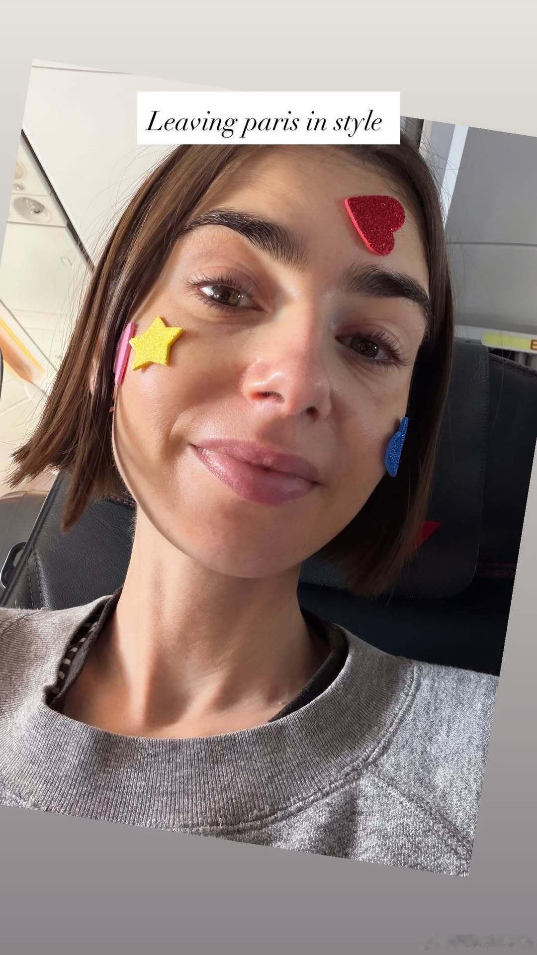 Lily collins莉莉柯林斯分享素颜自拍，带娃搭飞机就会be like⬇️