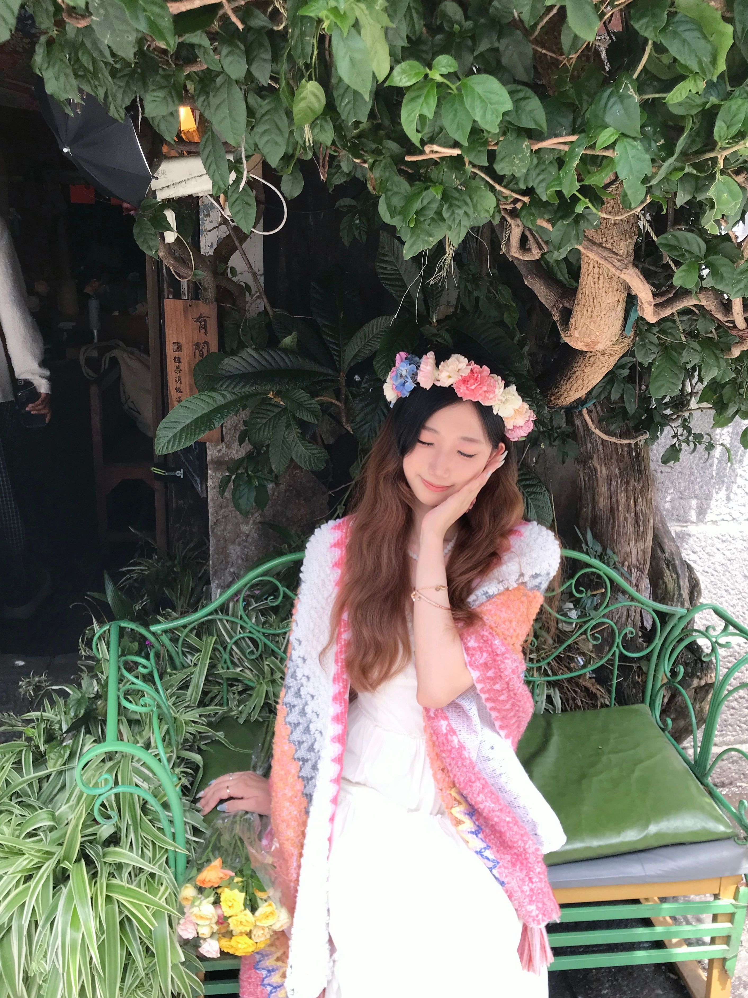 女孩子和蜜蜂搏斗中… 