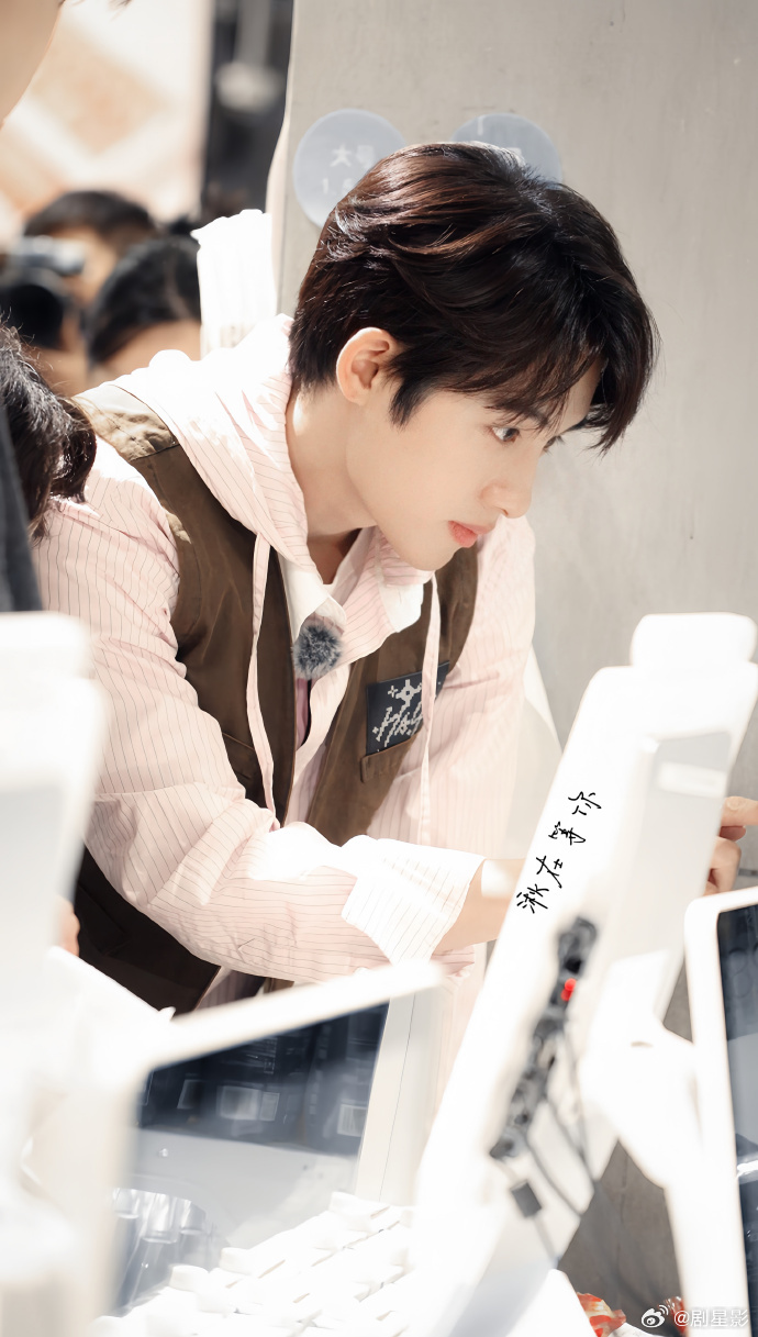 董思成顺毛侧颜  董思成顺毛侧颜真的是好乖巧的一张脸！粉色的衬衫加马甲，真的是很