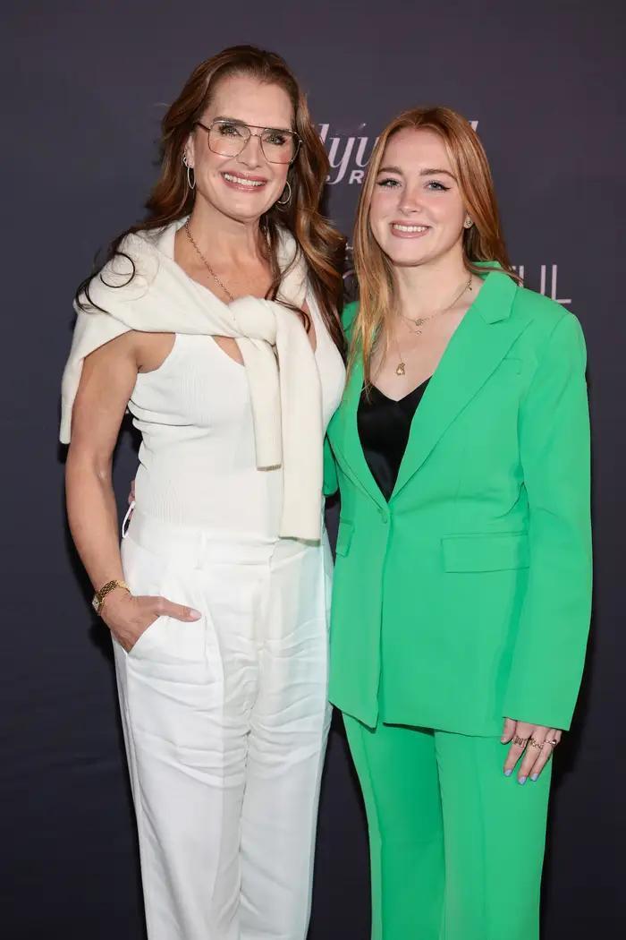Brooke Shields正在向她的两个年幼的女儿传授时尚和美容建议。
这位 