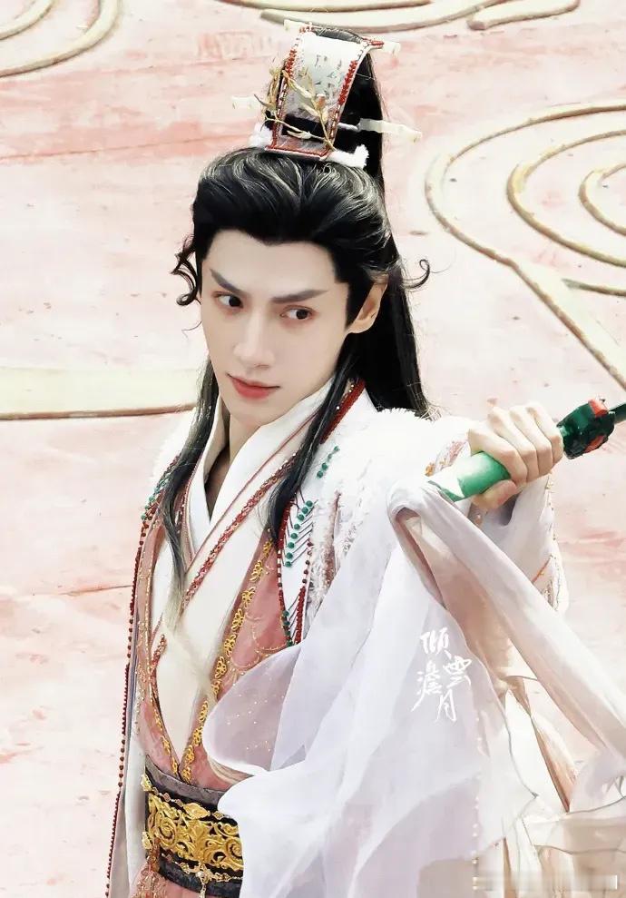 《水龙吟》的阵容好强大，好喜欢这里面的演员阵容。而且咪咕首部预约已经达到100万
