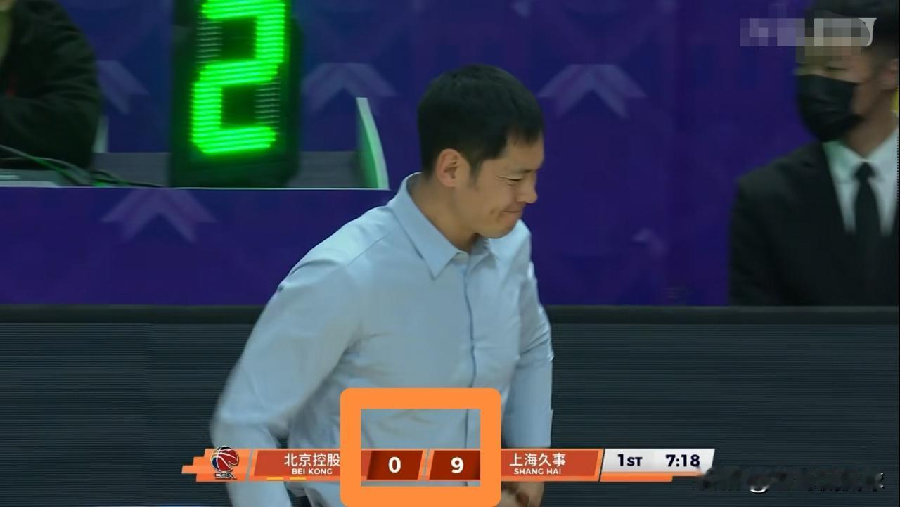 北京控股主帅张庆鹏真是气炸了！在今天北京控股主场迎战上海久事的比赛中，当时比赛进