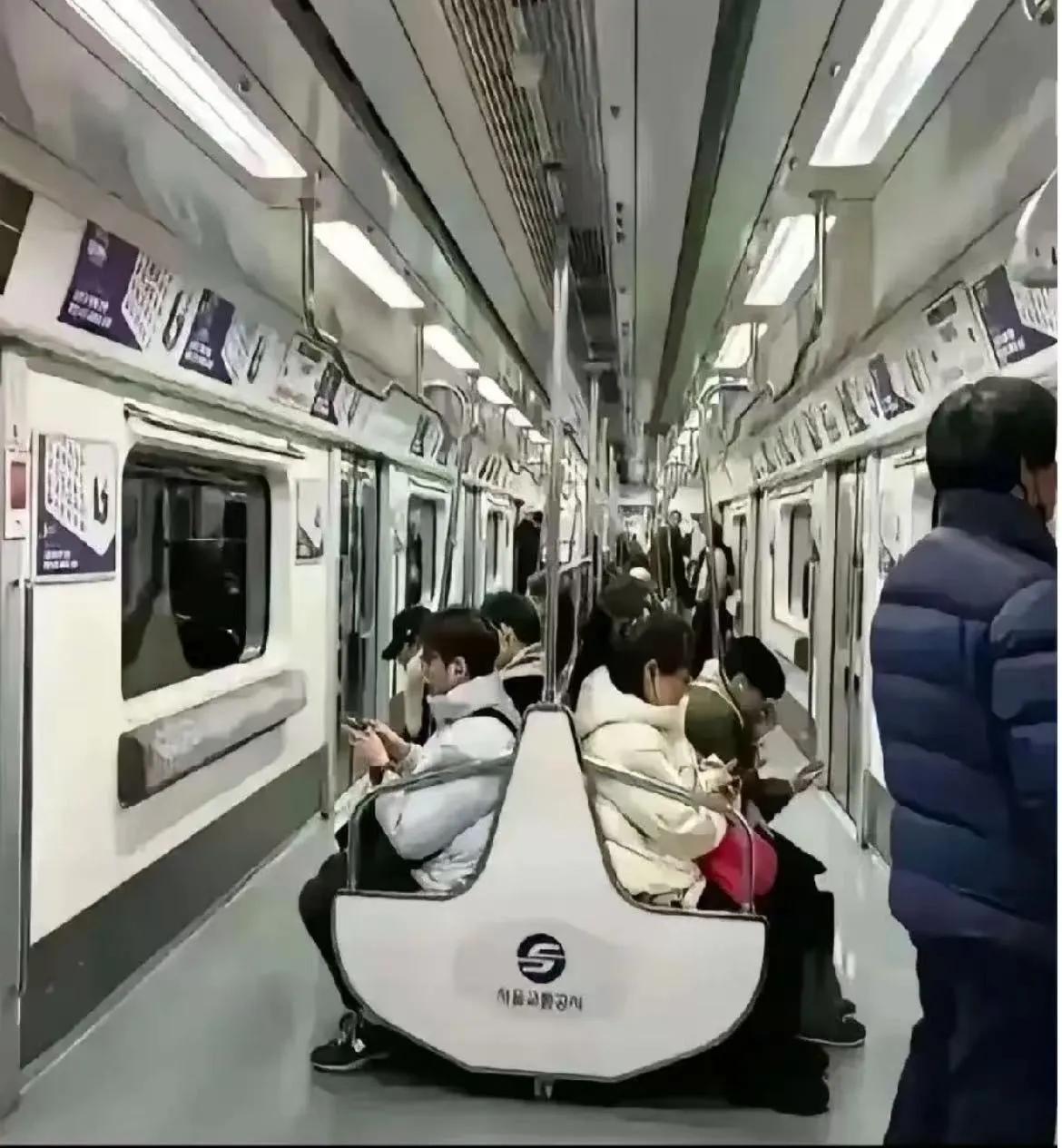 有网友问，地铁为什么不把座位设在中间，让乘客背对背坐着呢？这样可以避免陌生人之间