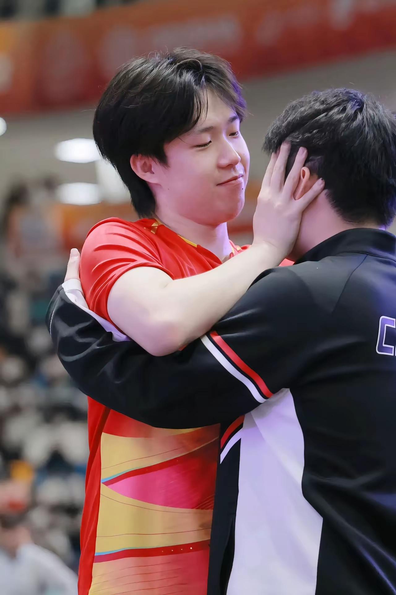 大头的爱超有范儿呢
看把小石头疼的
都不知道姓什么了！
这要让莎莎看到
不知要生