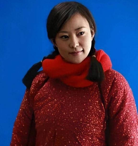 1971年，北京知青邵东平娶了地主家女儿。在新婚之夜，妻子问他：“东平哥，我家出