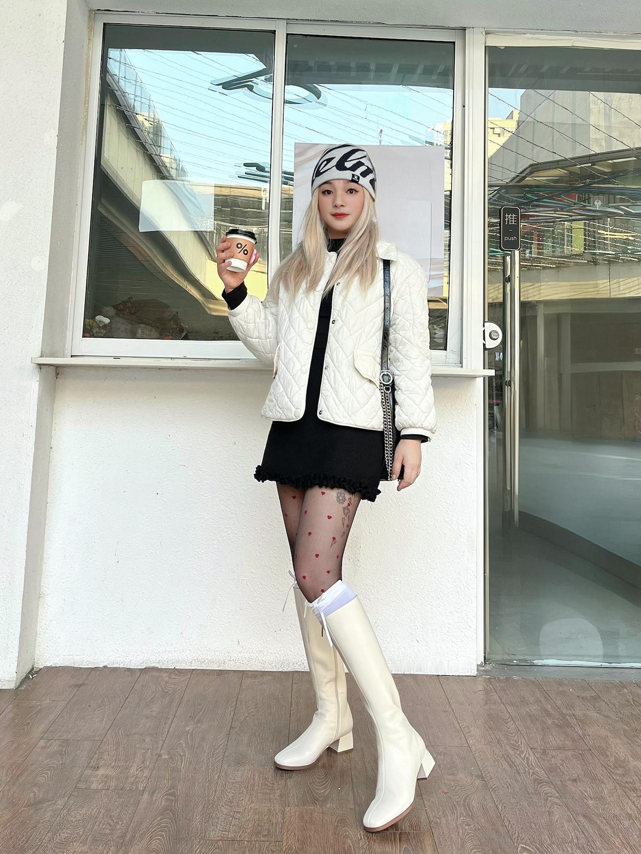 踩上白色长靴 出街好吸睛啊|||今天的C位就是这双白色长靴了
穿上尊嘟显腿直 从