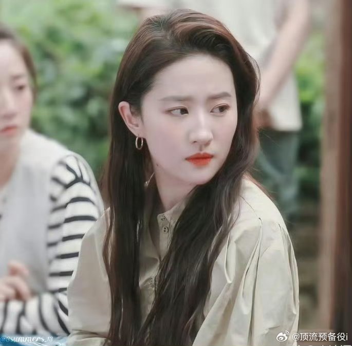 刘亦菲电视剧里去吃席，美得像P上去的，和旁边的人不在一个图层，不愧是天仙。 ​ 