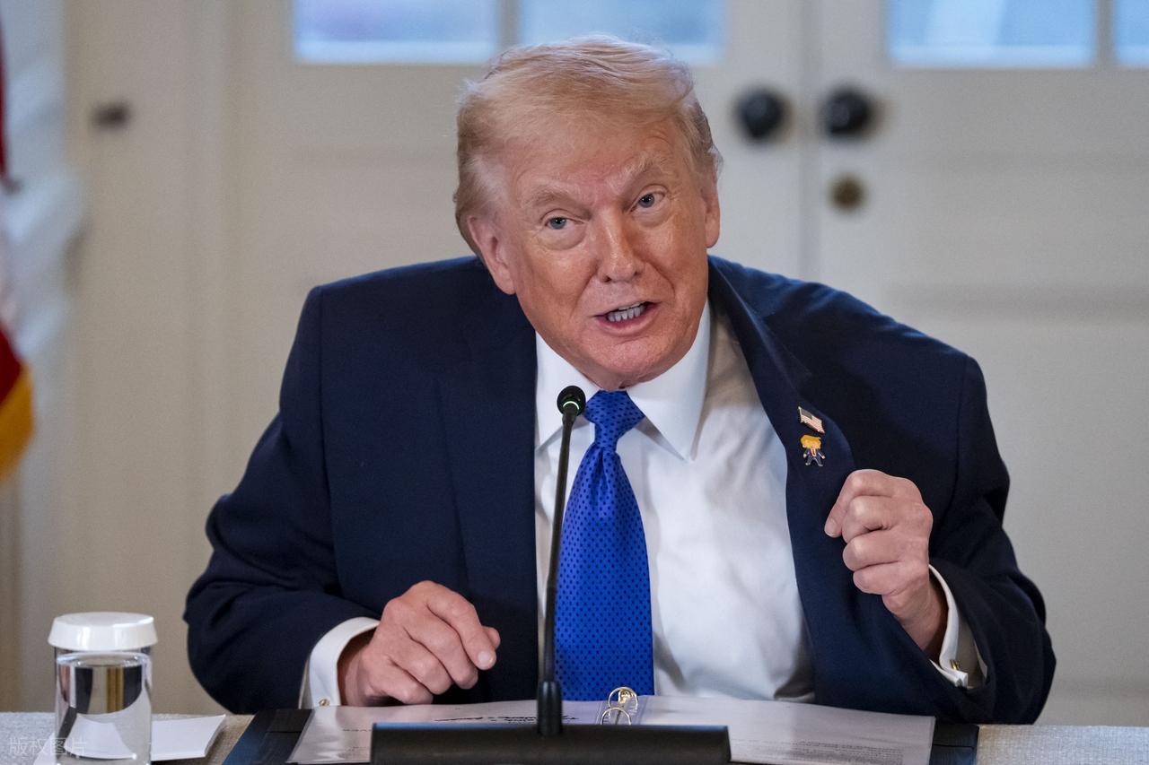 特朗普：对伊朗所有的贸易伙伴征收25%关税

1月12日，美国总统特朗普在社交媒