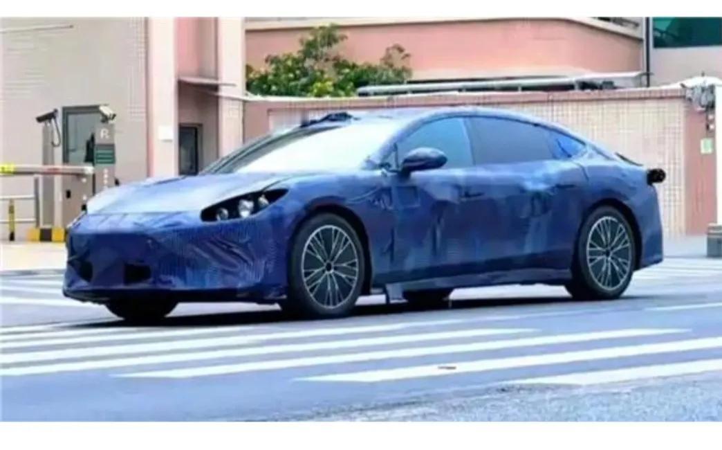 新年新车型倒计时！先睹为快！从相关渠道获得了一组方程豹首款轿车谍照。
新车预计将