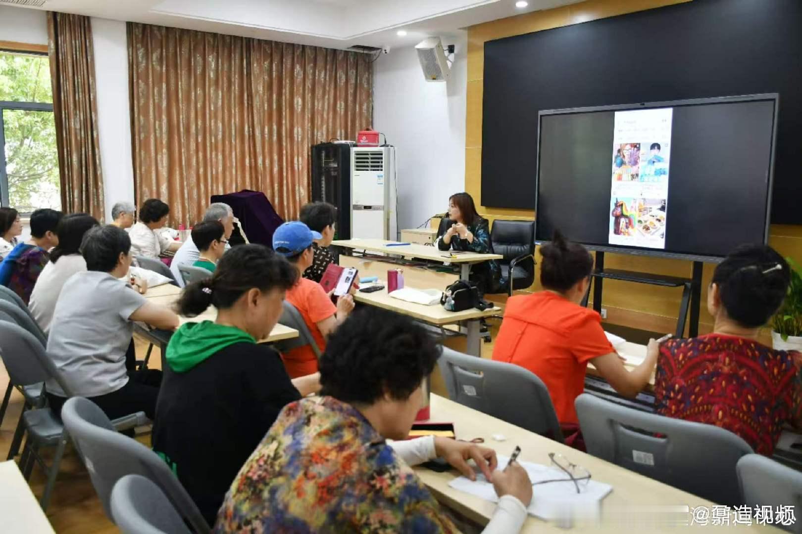 宁波镇海老年学堂开课 9月10日下午，宁波招宝山街道新三宝服务社老年学堂手机摄影