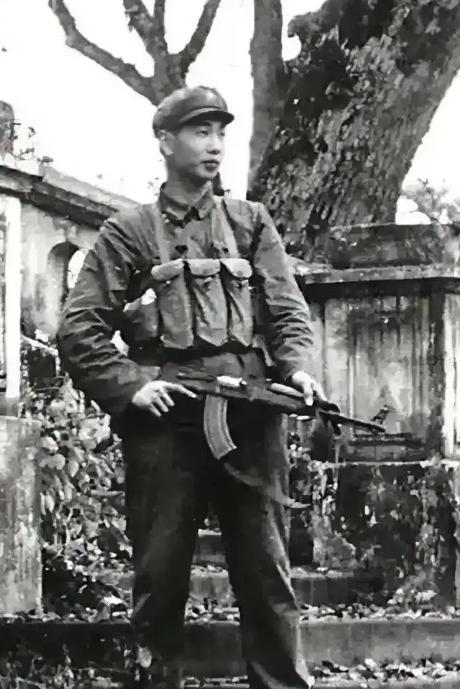 真的勇士，陈守全，福建古田人。1979年对越自卫反击战，他是第一个冲进并把红旗插