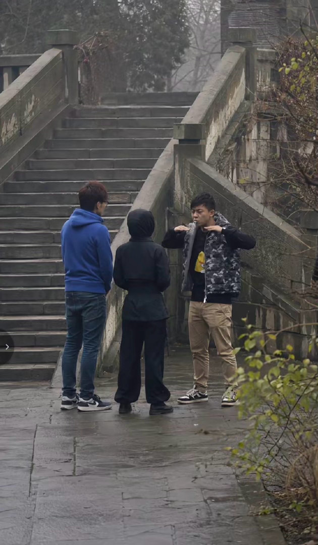 我在影视基地当保安 今天遇到三个很奇怪的人，一个黑衣服不男不女，一个蓝衣服口音听