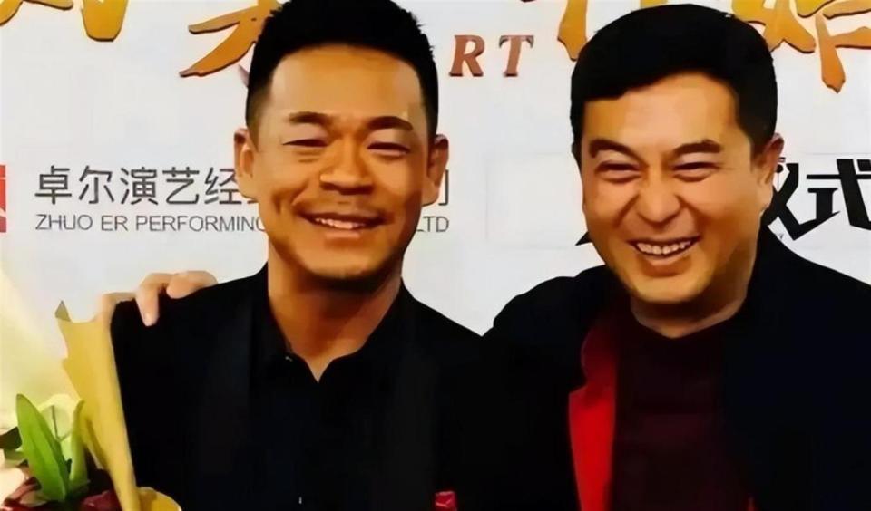 张嘉益现在拍戏有个铁规矩：合同条款都好商量，唯独一条不能改——剧组得给孙浩安排个