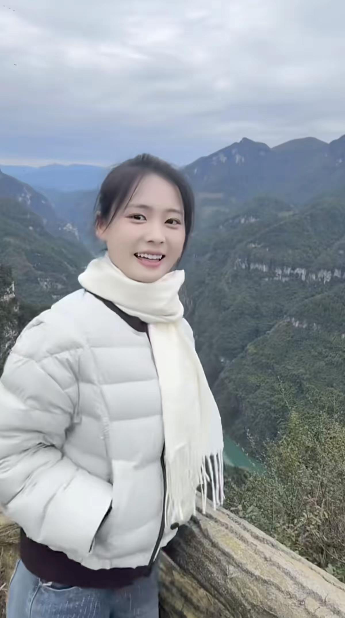 天净沙·山中山下
山南山北春残，
山寒犹带衣单，
下着轻衫上山拥棉。
高低冷暖，