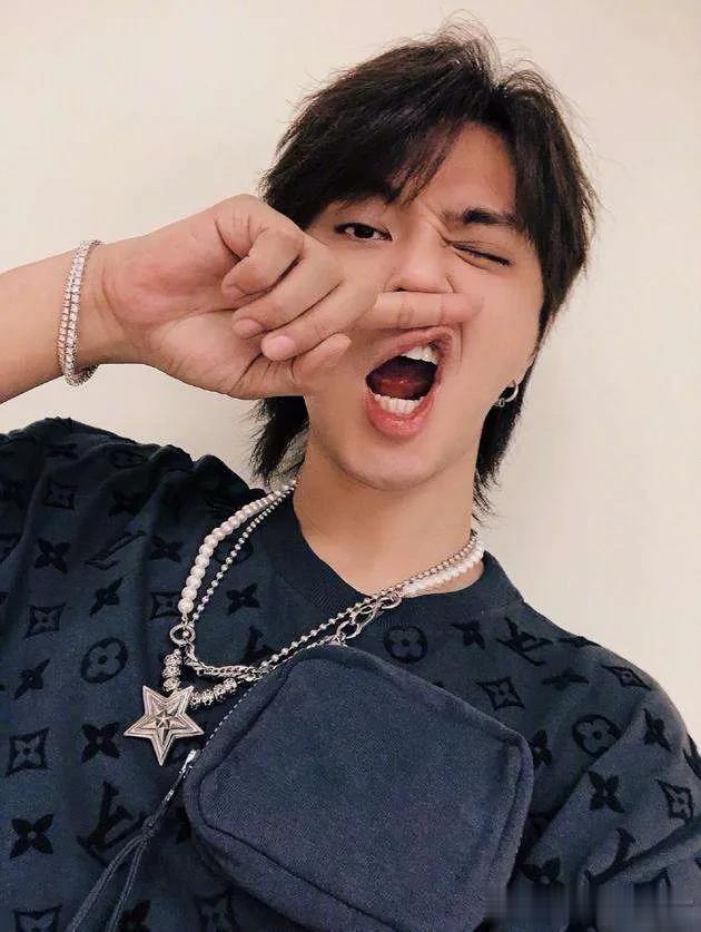 大叔热点追评：这两天被罗志祥和周扬青这个分手的大瓜给打蒙了。

其实艺人今天分手