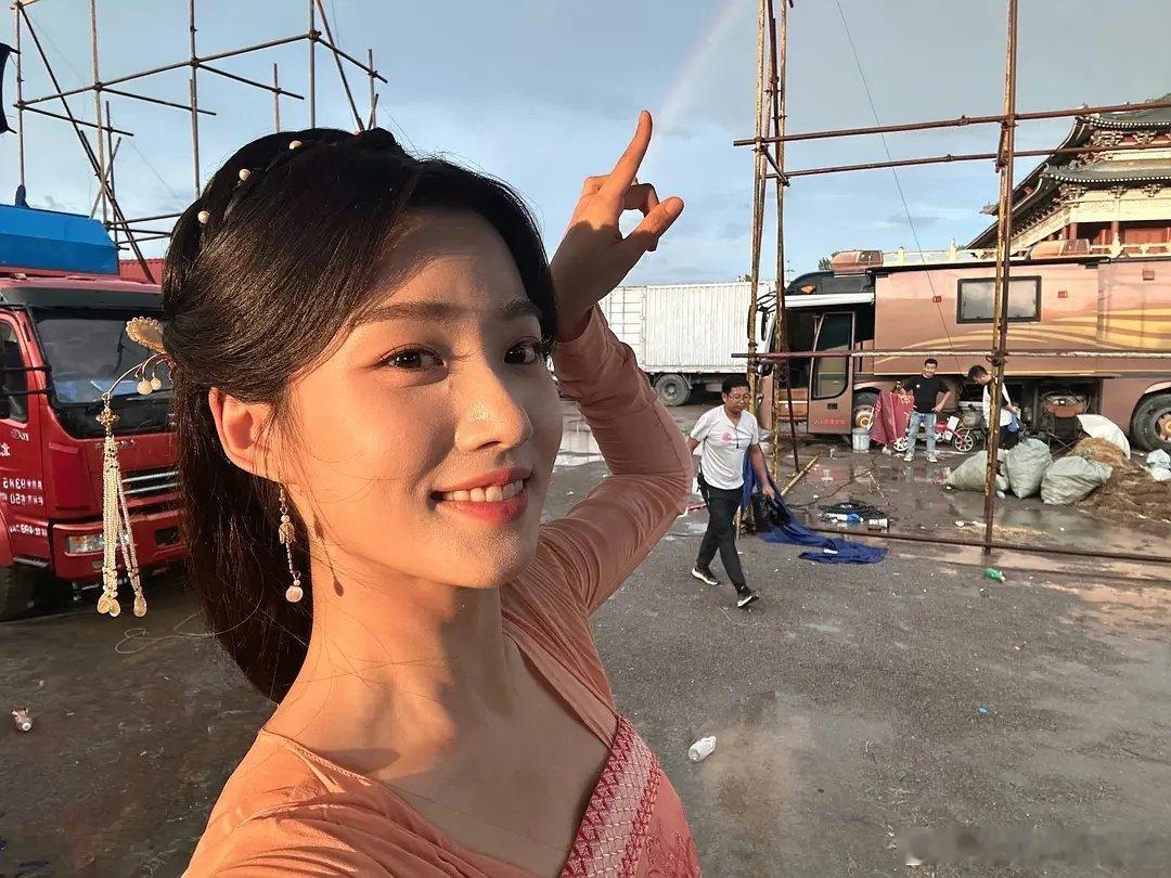 说女明星生图的感觉卢昱晓这个生图就挺真实的呀，放大看甚至还能看到有一点斑驳的粉底