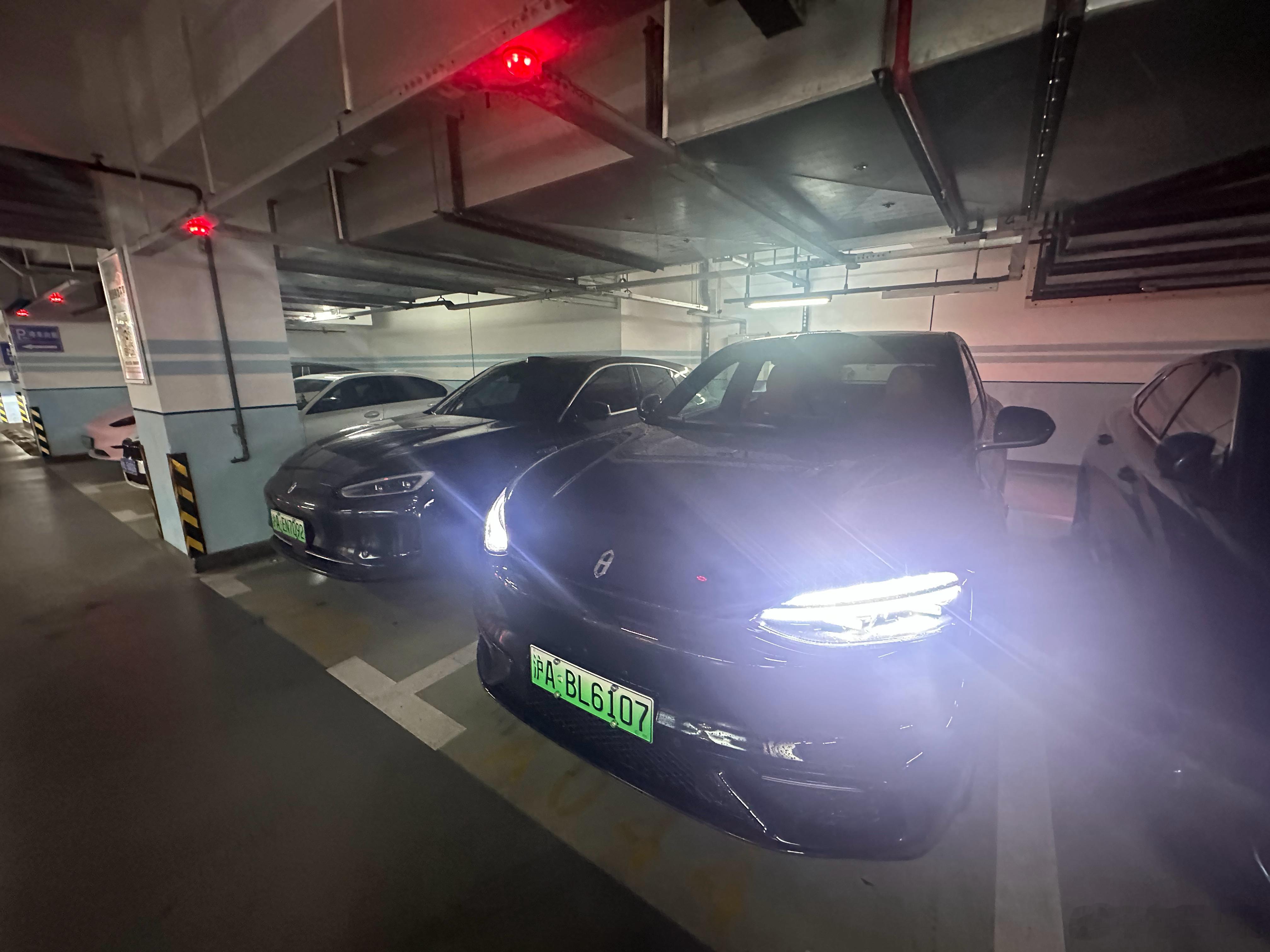 侧面看，还以为来了一台和我一样的车出去一看，小了一号原来是弟弟问界m6