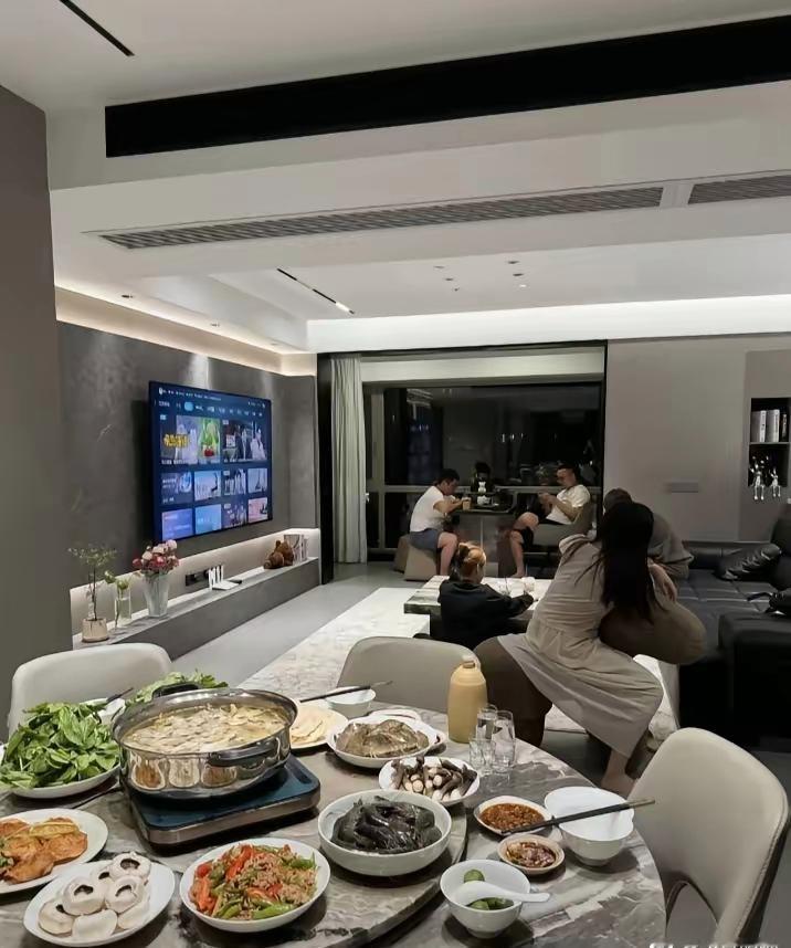 拥有这样一套房子，是什么水准？黄浦江边上，你大胆一点猜猜看？