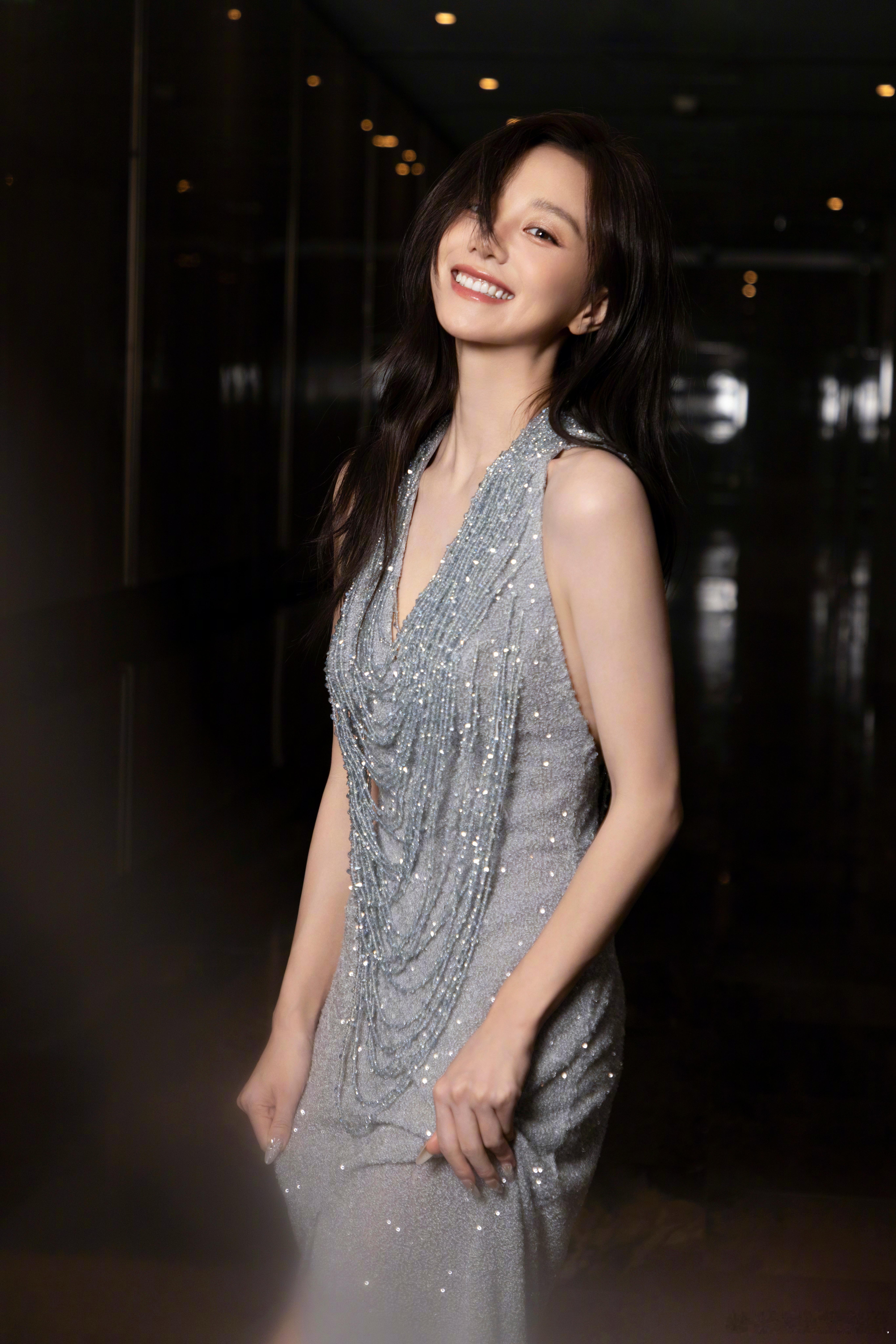 胡意旋两套造型反差好大近日两套LOOK现身上海看秀，美女高清图太绝了！！有点心动