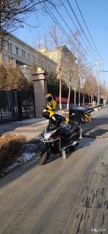 搞钱，搞钱
果然，这世上最公平的，就是时间和努力。

26岁小哥为还债，送外卖三