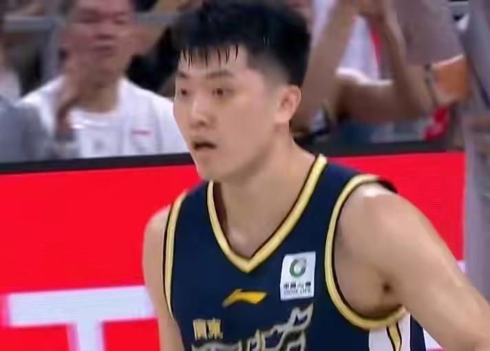 球迷:搞不懂张皓嘉表现这么差，杜指导为什么给大量出场时间！！！
杜指导:我就是一