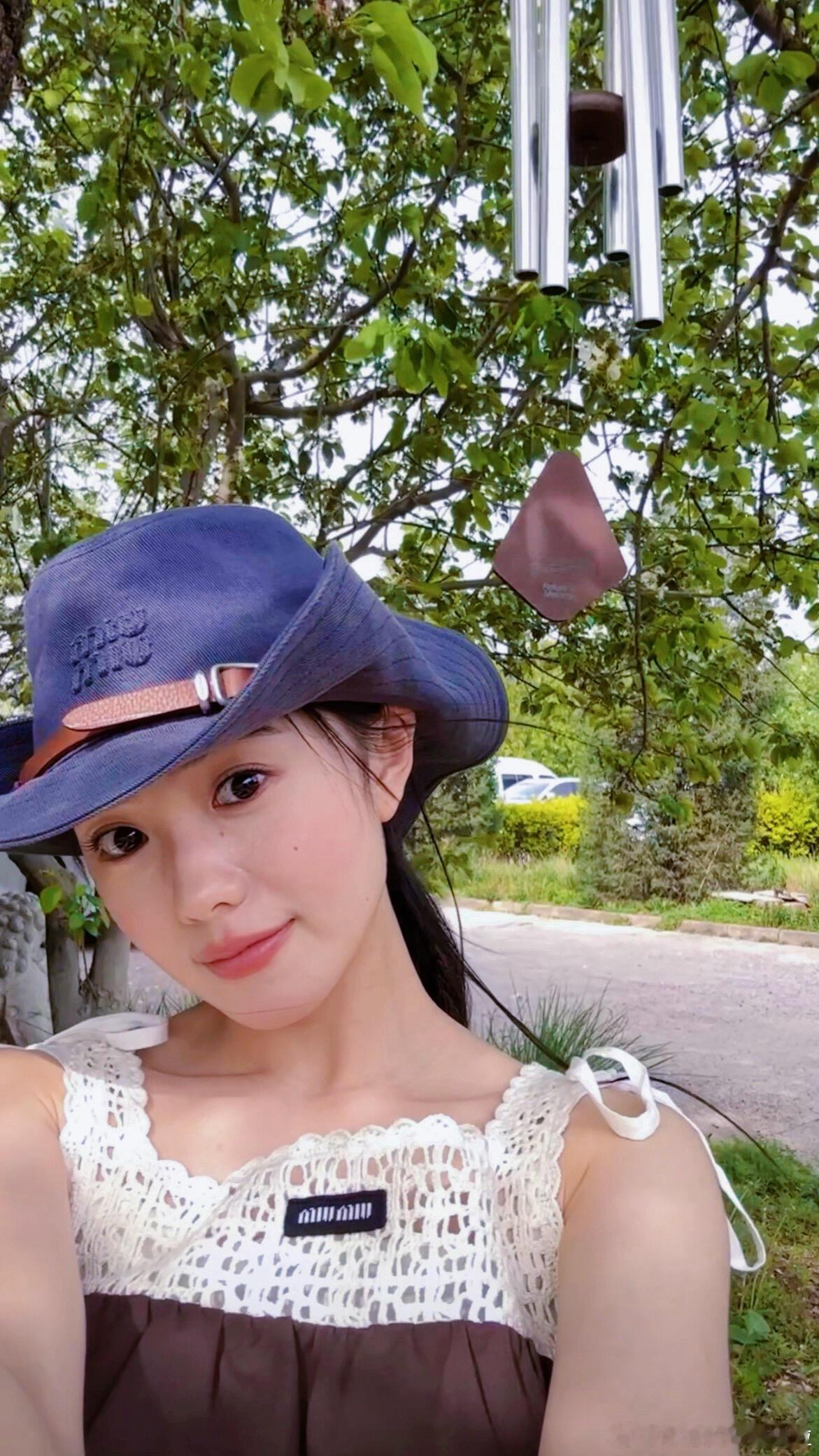 刘浩存洗把脸就在夏天出片了老天爷追着喂饭是吧，洗把脸素颜随手一拍就迷晕我了，这原