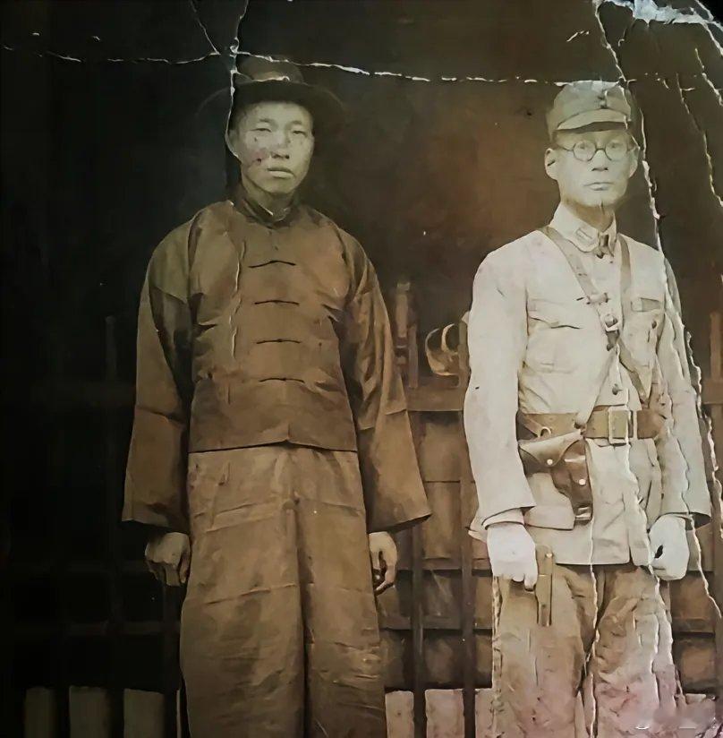 仇敌携手齐殉国，碧血丹心照汗青！照片左为何成梁，右为马空武。何成梁，新四军湘北游