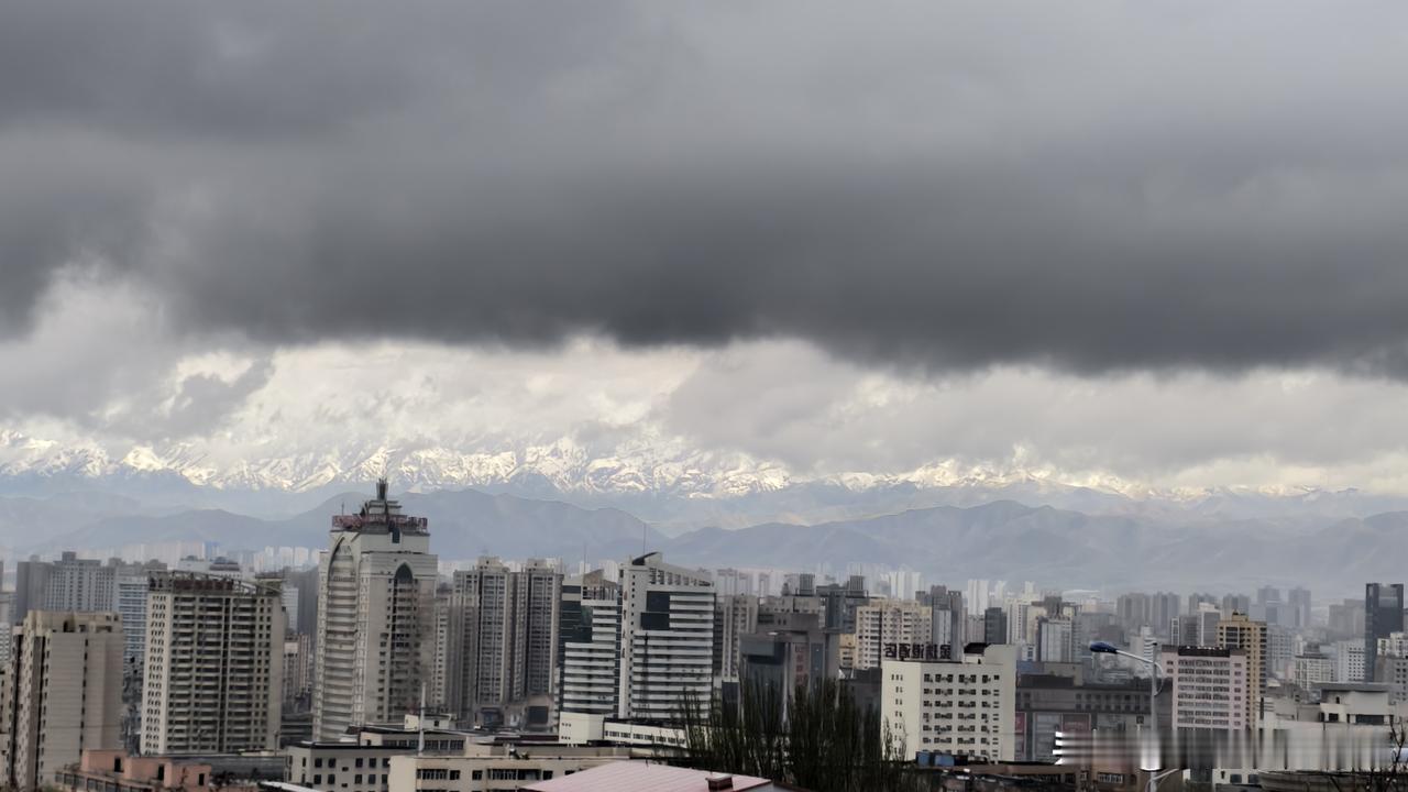 感觉下午还会下雨
​
​风雨送春归
对于乌鲁木齐这样一个干旱少雨的城市，下雨还是