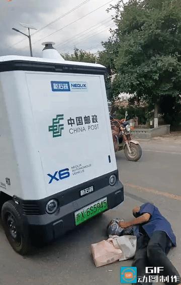 大爷盯上无人邮政车，当场躺车跟前喊话
 
路上偶遇名场面，邮政无人配送车遇上硬核