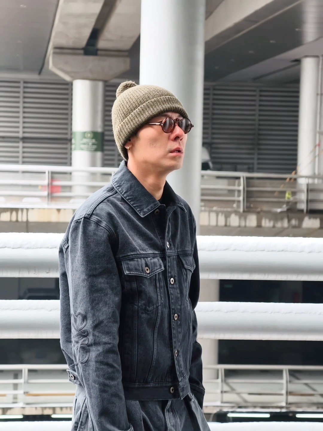 蒋奇明live没有一帧废镜头 橄榄绿冷帽配复古墨镜，蒋奇明这身打扮又酷又随意。l