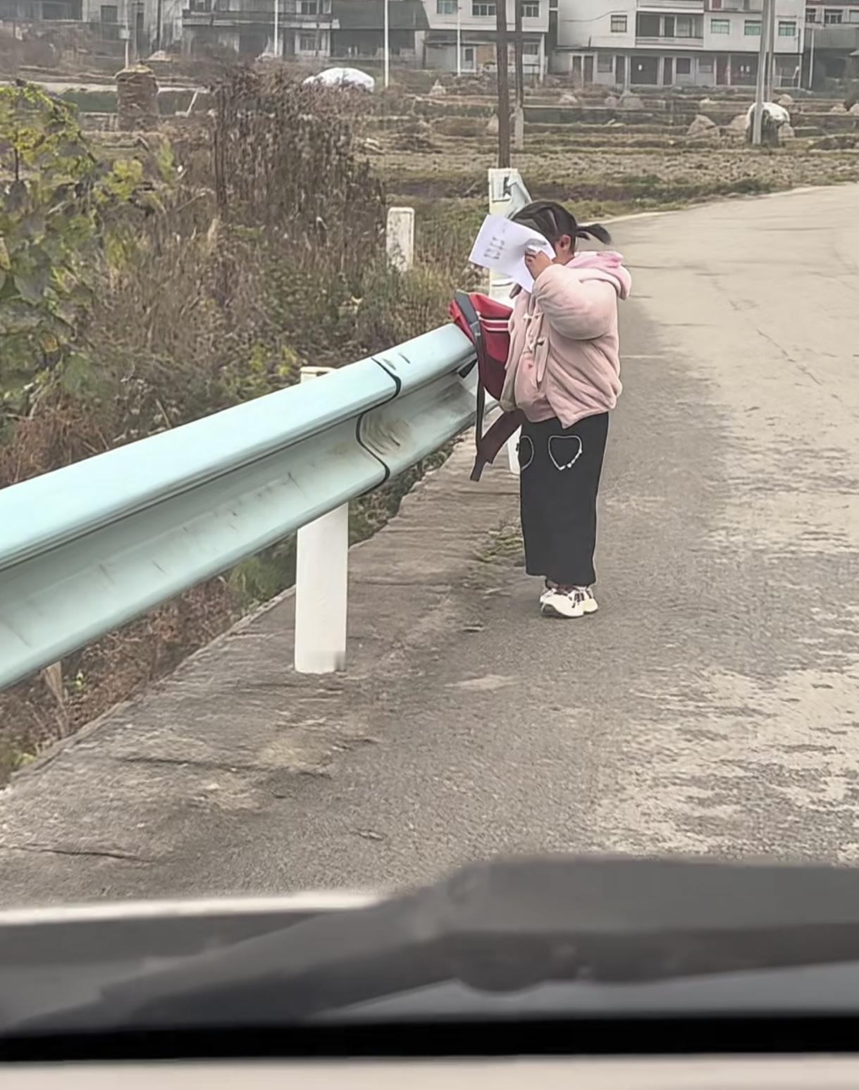 老师返校的路上，
偶遇自己的学生，
女孩假装看不见，用纸挡着眼睛走，
网友：我的