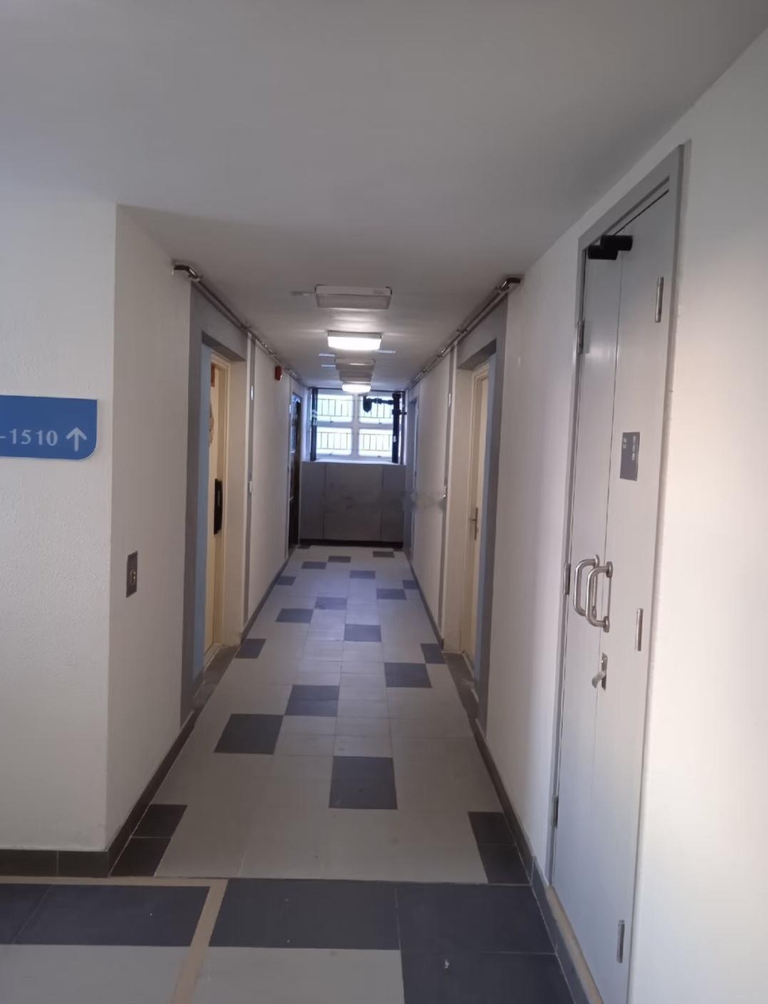 左边是香港公屋，右边也是香港公屋。 