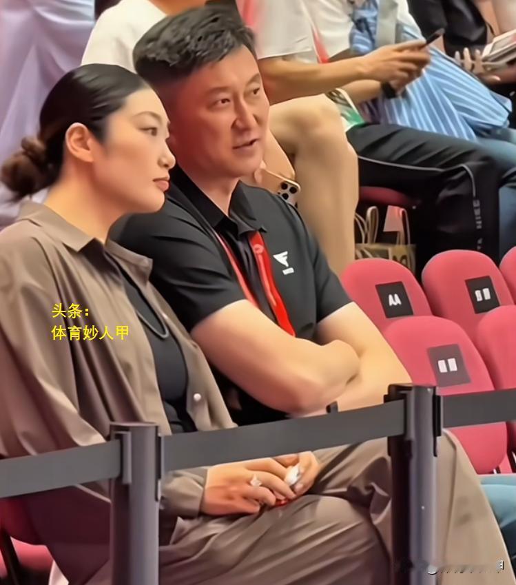 李梦和杜锋相谈甚欢！球迷：杜锋很绅士，李梦时越来越漂亮，越来越有气质了。
全国高