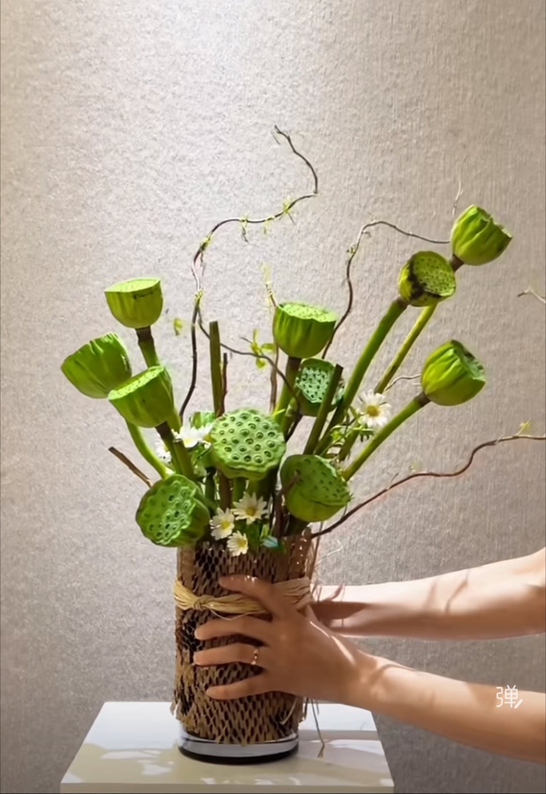 花市看到大量的莲蓬上市了，分享一个用莲蓬做的家居插花