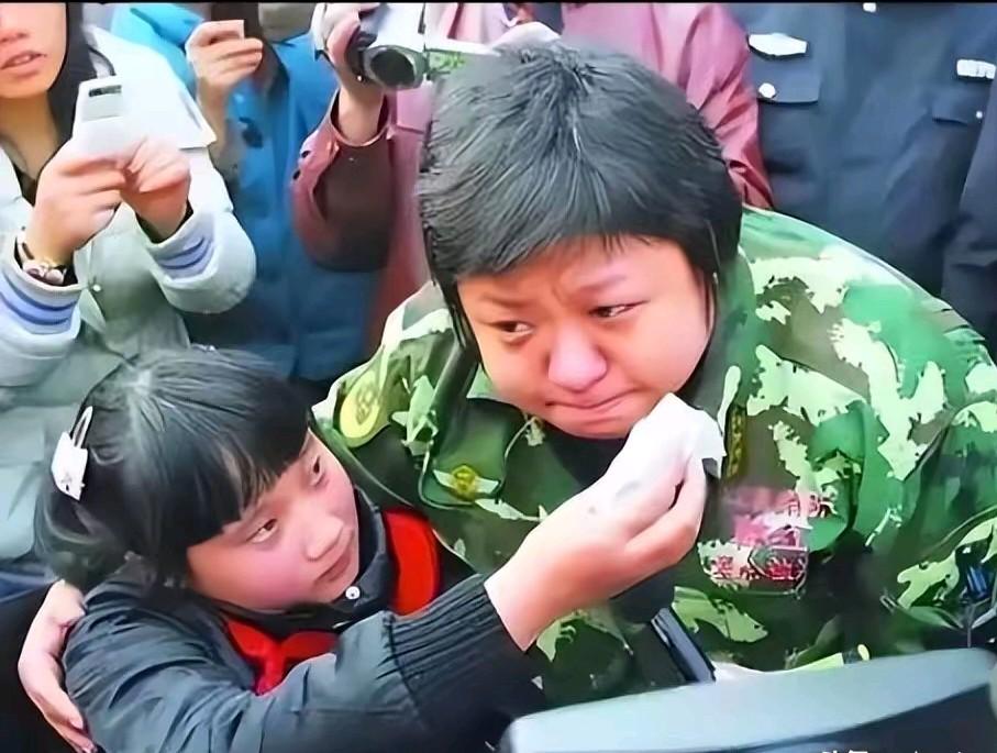 突然间发现汶川地震现场、韩红的眼神不对
这张照片是韩红在汶川地震救灾现场的抓拍，