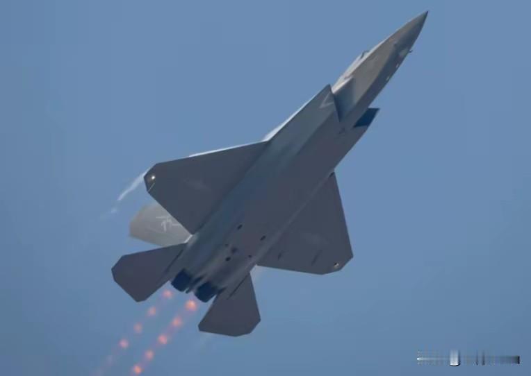 美国国防部称中国战斗机出口
将激增多国欲购买
美国防部2025年中国军力报告称中