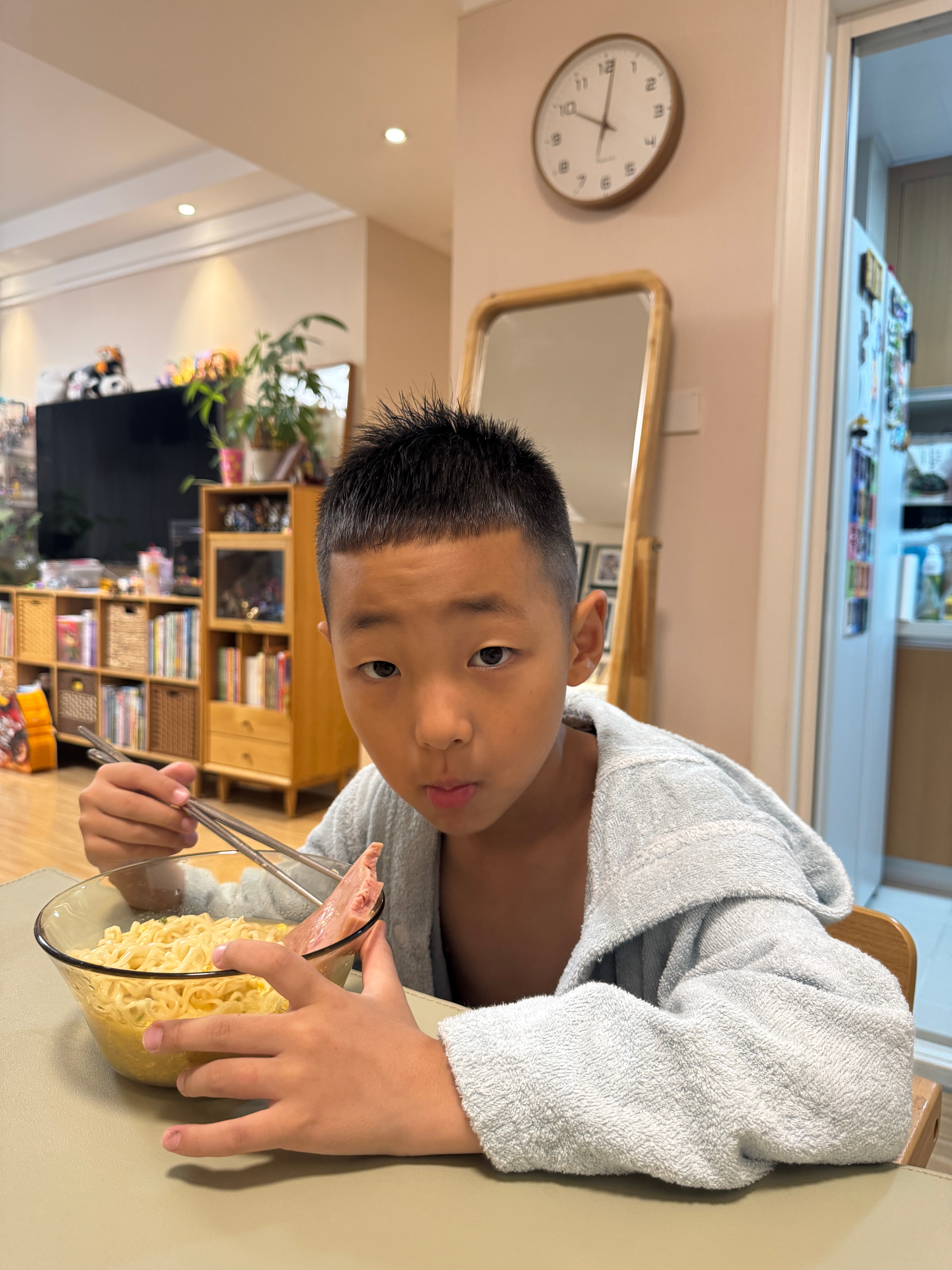 小时候我饿了但我姥姥来不及煮饭的时候就会给我煮三鲜伊面，上高中的时候半夜饿了我妈