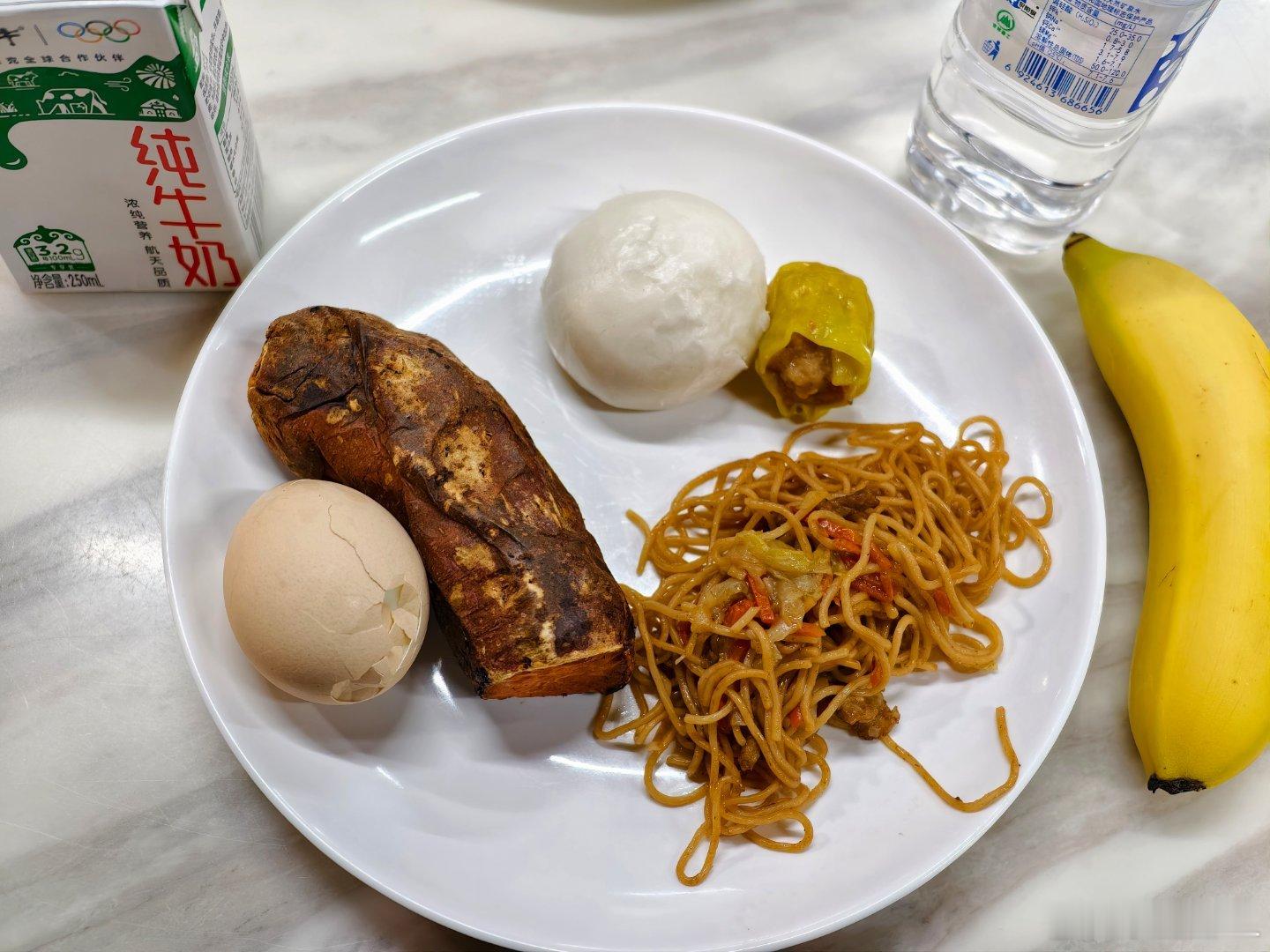 为了送某人赶早班机，我自己下午才飞，结果硬生生提前六个多小时就到机场了。今天就在