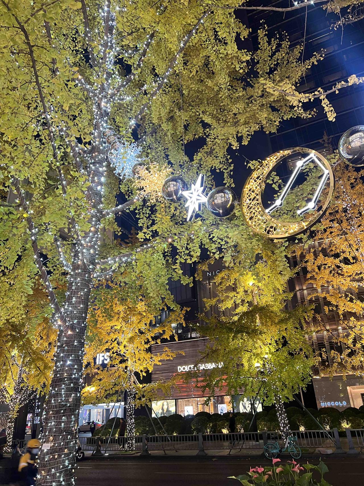 成都太古里旁边的道路，被彩灯照亮，这是冬日限定温暖吧！美！