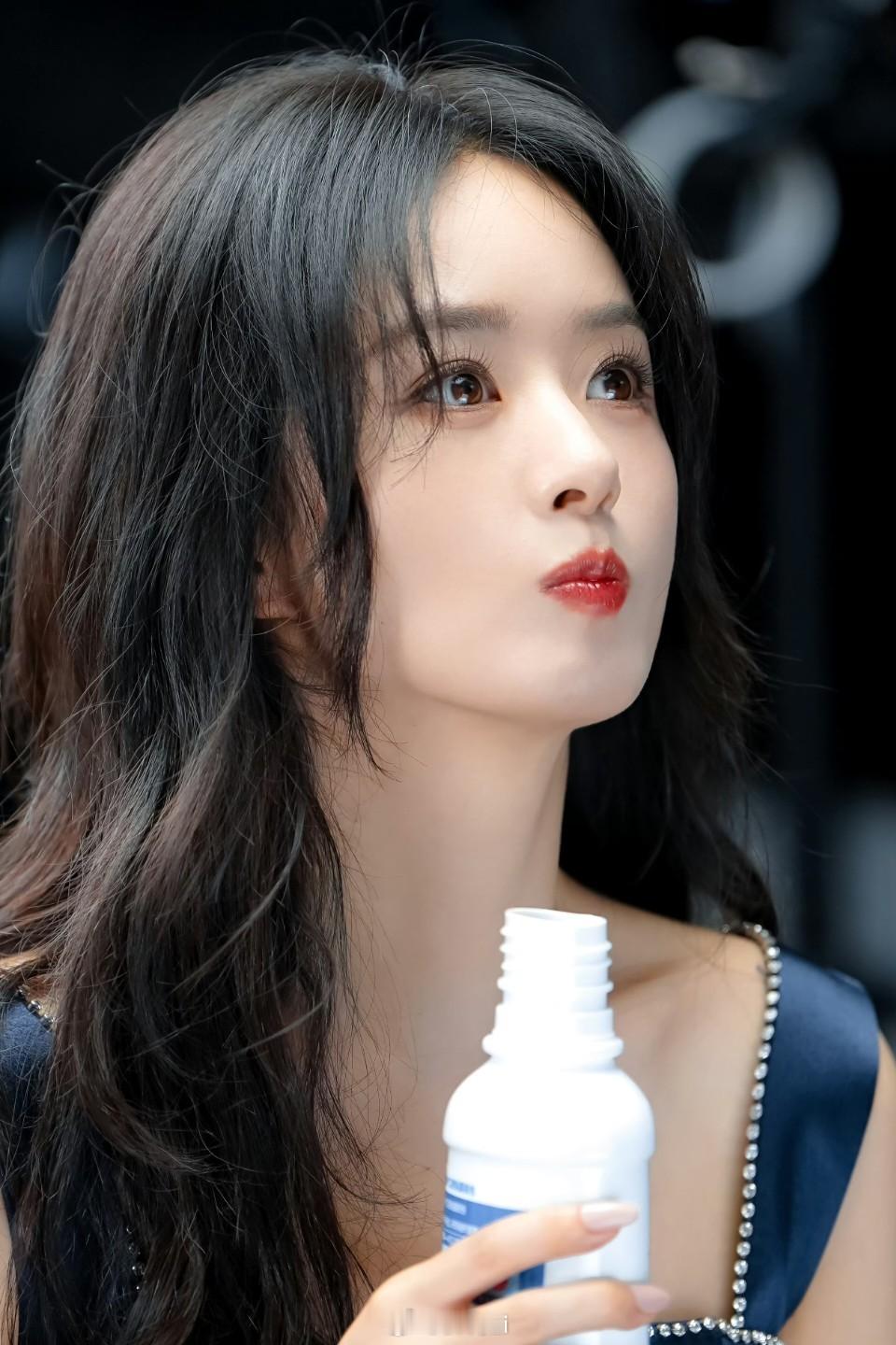 赵丽颖赵丽颖乔妍赵丽颖 电影乔妍的心事“你带着浪漫的气息徒步走过 我看着路旁野玫