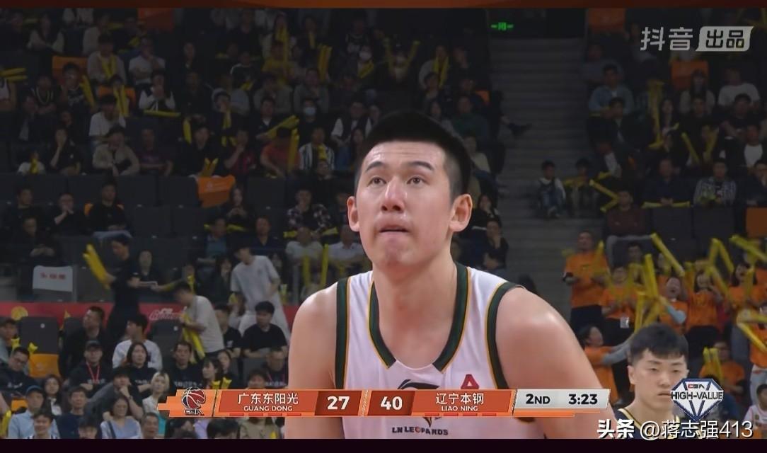 广东队外线三分球17投1中也是赛季罕见了，徐杰现在是根本没有球权，就是底角猫着投