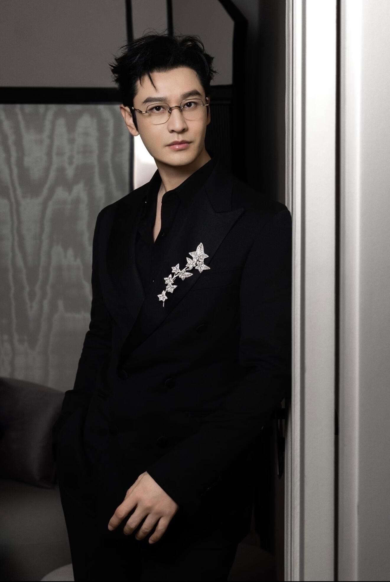 黄晓明运动搭子是黄景瑜王鹤棣刘耀文黄晓明经常和王鹤棣刘耀文一起健身黄晓明透露常和