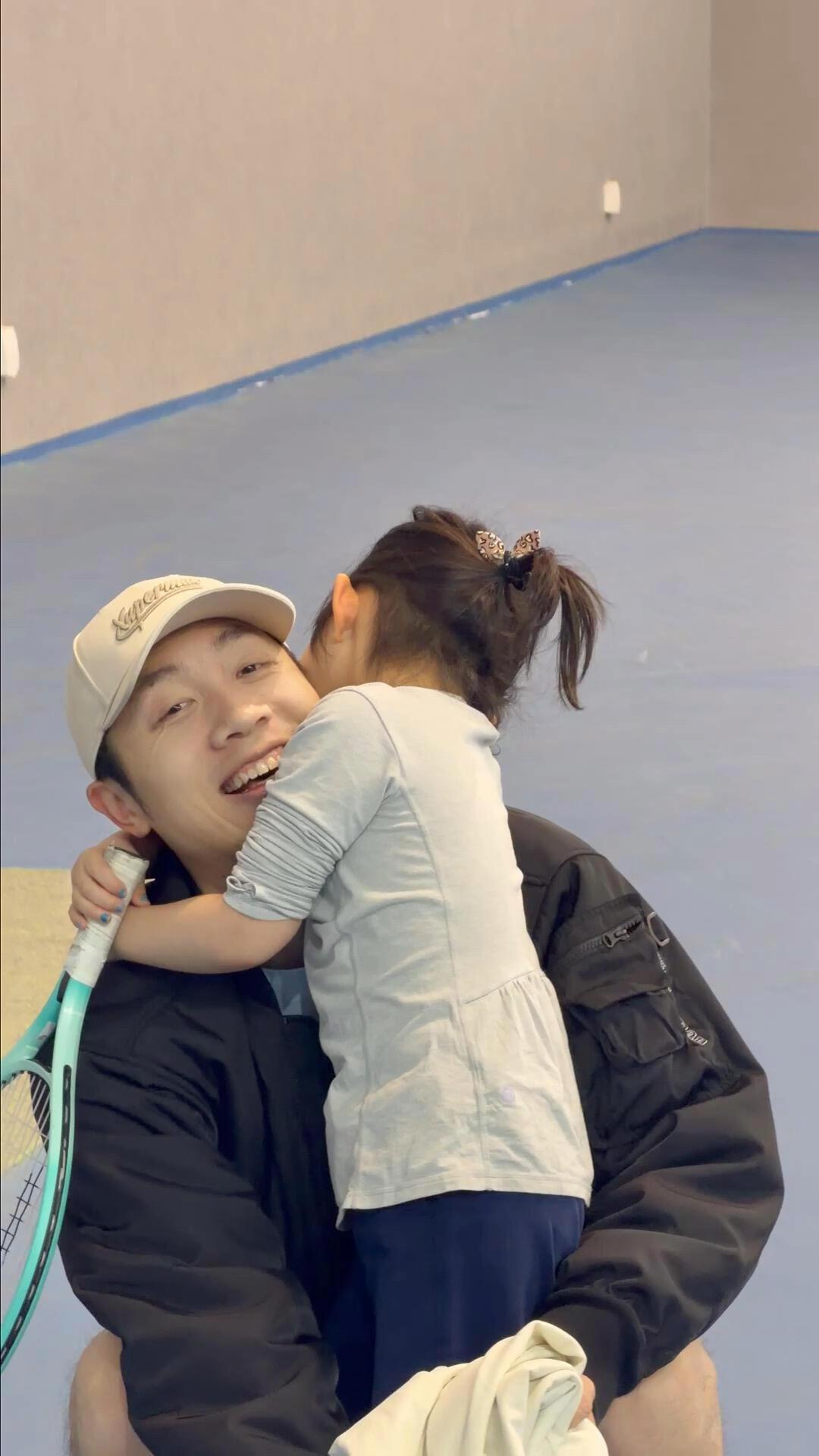 许昕对他女儿好宠溺，陪着打球，一把抱进怀里，甜甜的小公主，太幸福了！
妹妹也学打