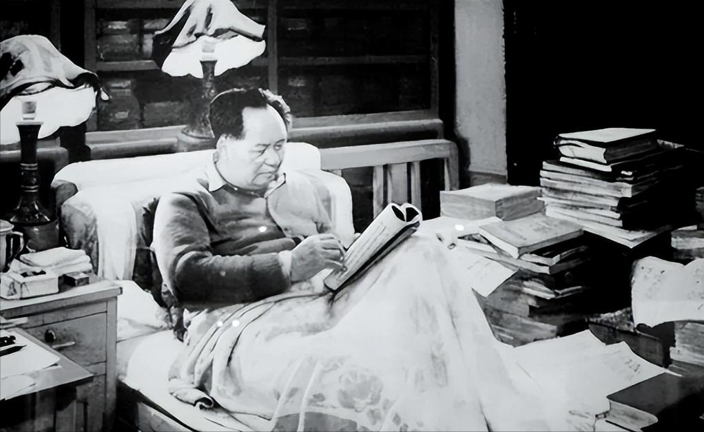 [微风]1976年9月8日，毛主席病危，他吃力地握笔写下“三”，又敲了3下床头，