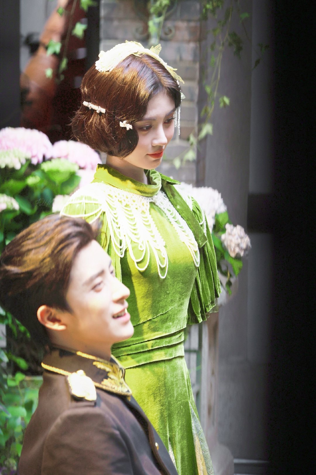 jjy鞠婧祎千香 jjy鞠婧祎姜黎非 “玫瑰之所以是玫瑰，是风与光的眷顾，更是视