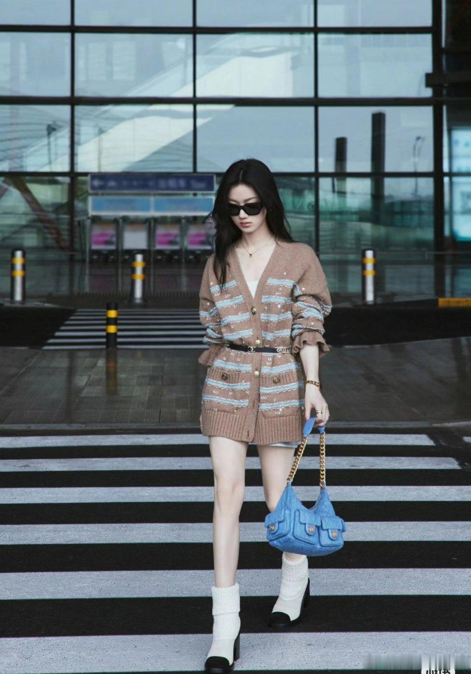 其实感觉单依纯虽然是歌手，但是她的长相和身材在时尚这一方面应该也挺吃香的 ​​​